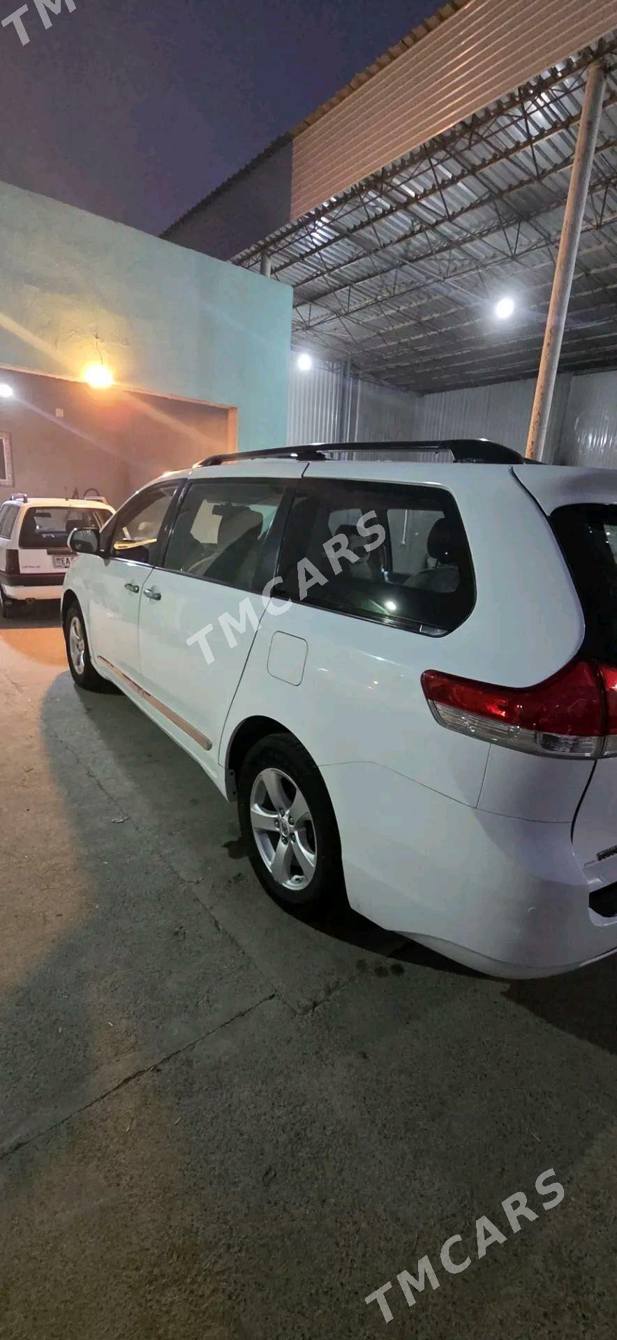 Toyota Sienna 2012 - 250 000 TMT - Мары - img 4