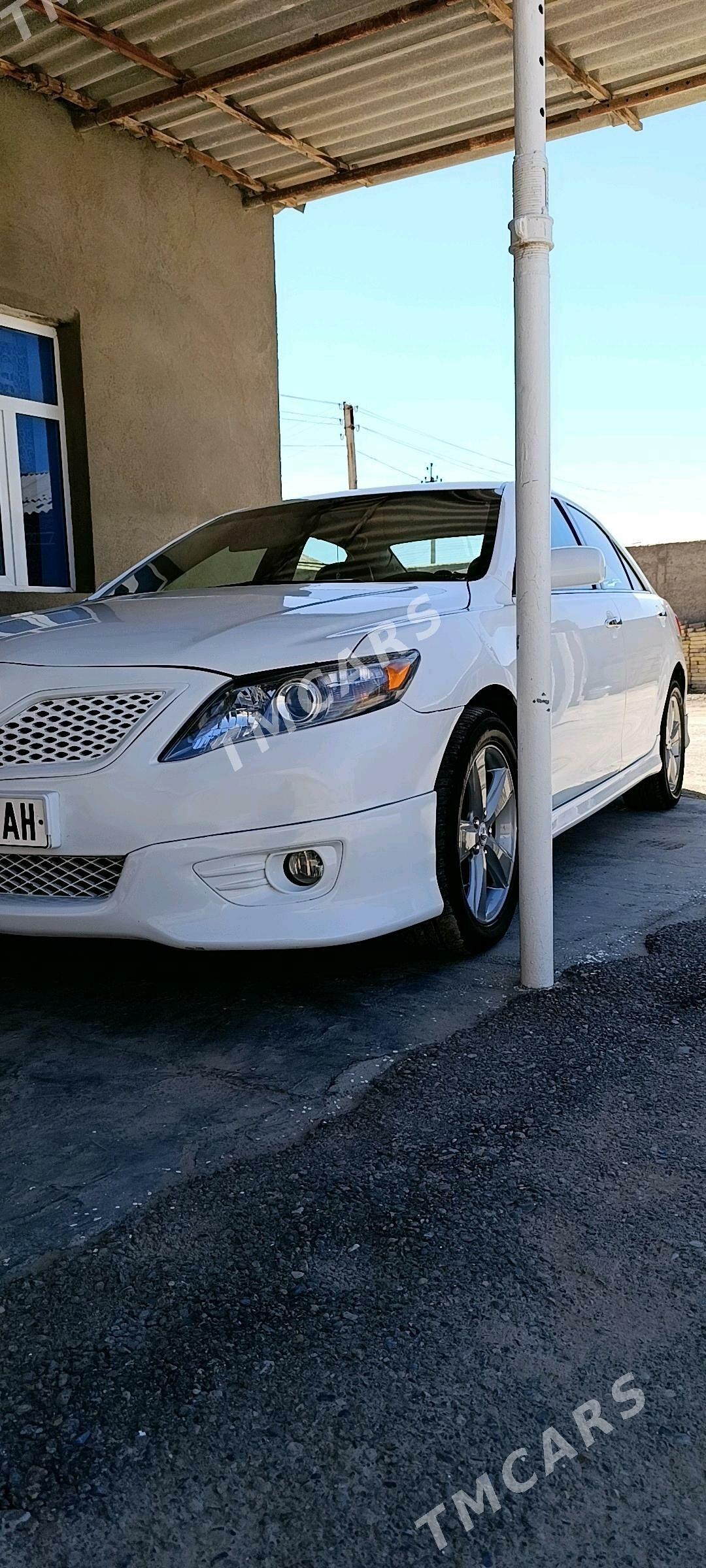 Toyota Camry 2010 - 190 000 TMT - Теджен - img 3