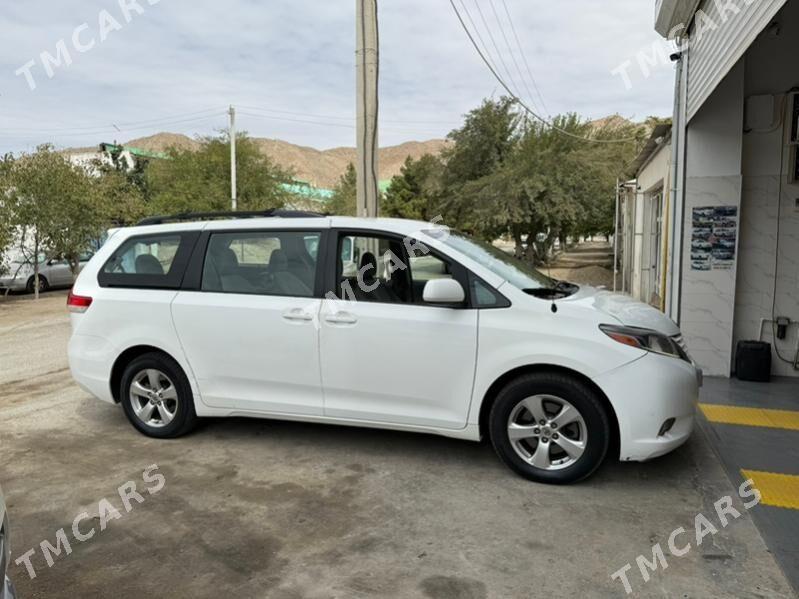 Toyota Sienna 2011 - 300 000 TMT - Туркменбаши - img 2