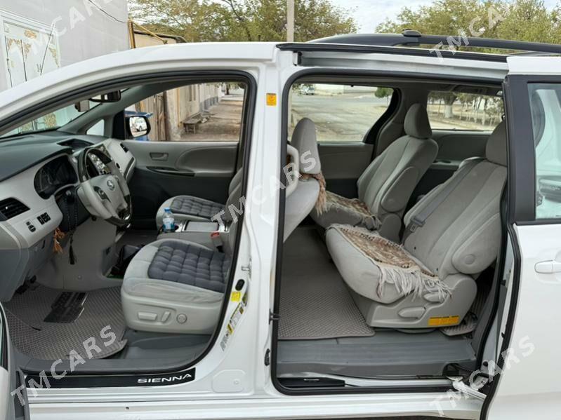 Toyota Sienna 2011 - 300 000 TMT - Туркменбаши - img 8