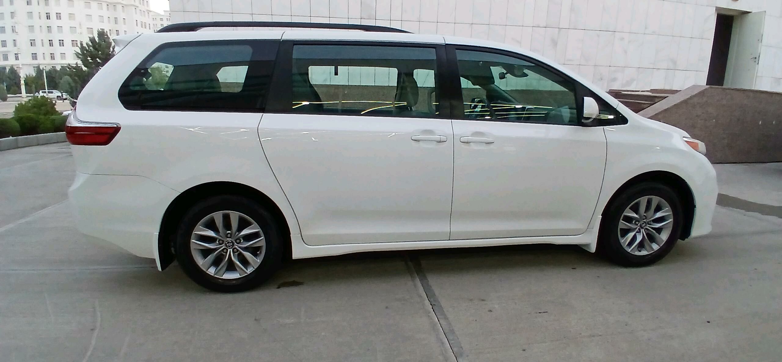 Toyota Sienna 2018 - 390 000 TMT - Podwoýski köç. (Bitarap Türkmenistan şaýoly) - img 2
