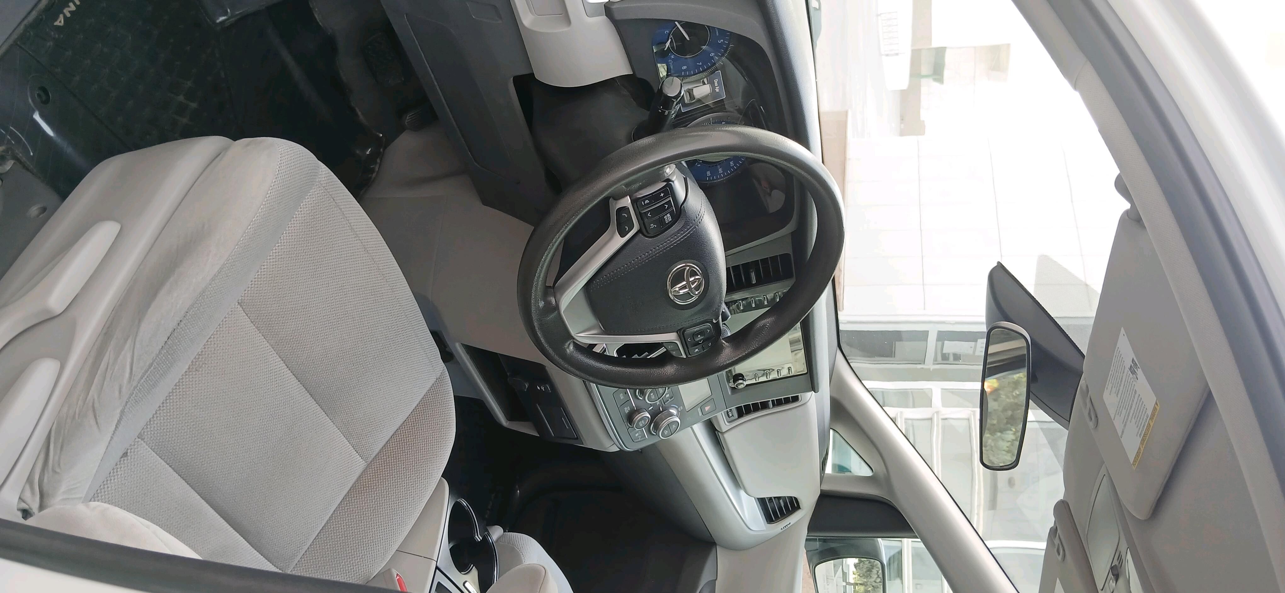 Toyota Sienna 2018 - 390 000 TMT - Podwoýski köç. (Bitarap Türkmenistan şaýoly) - img 6