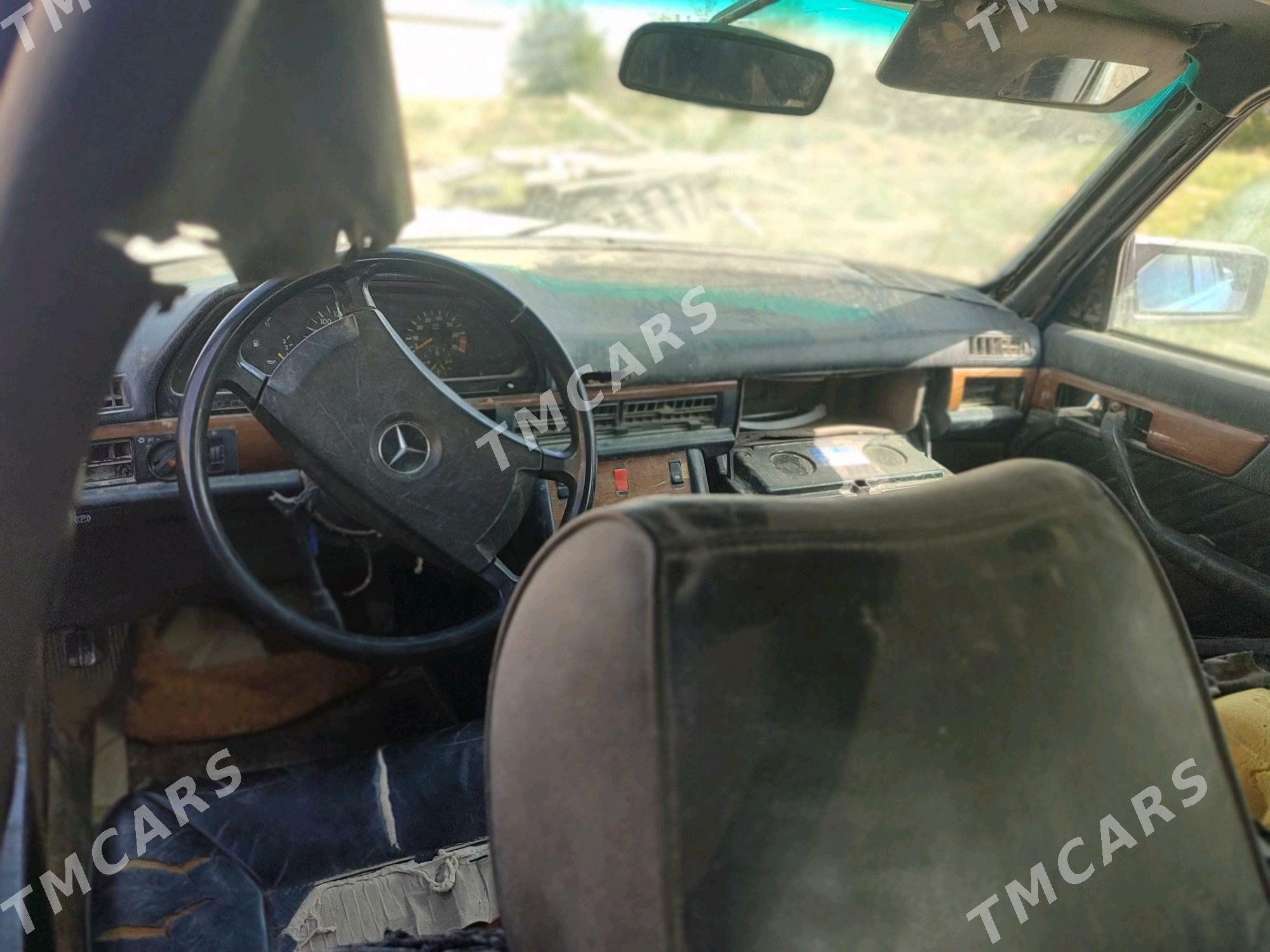 Mercedes-Benz 300CE 1980 - 6 000 TMT - Байрамали - img 3