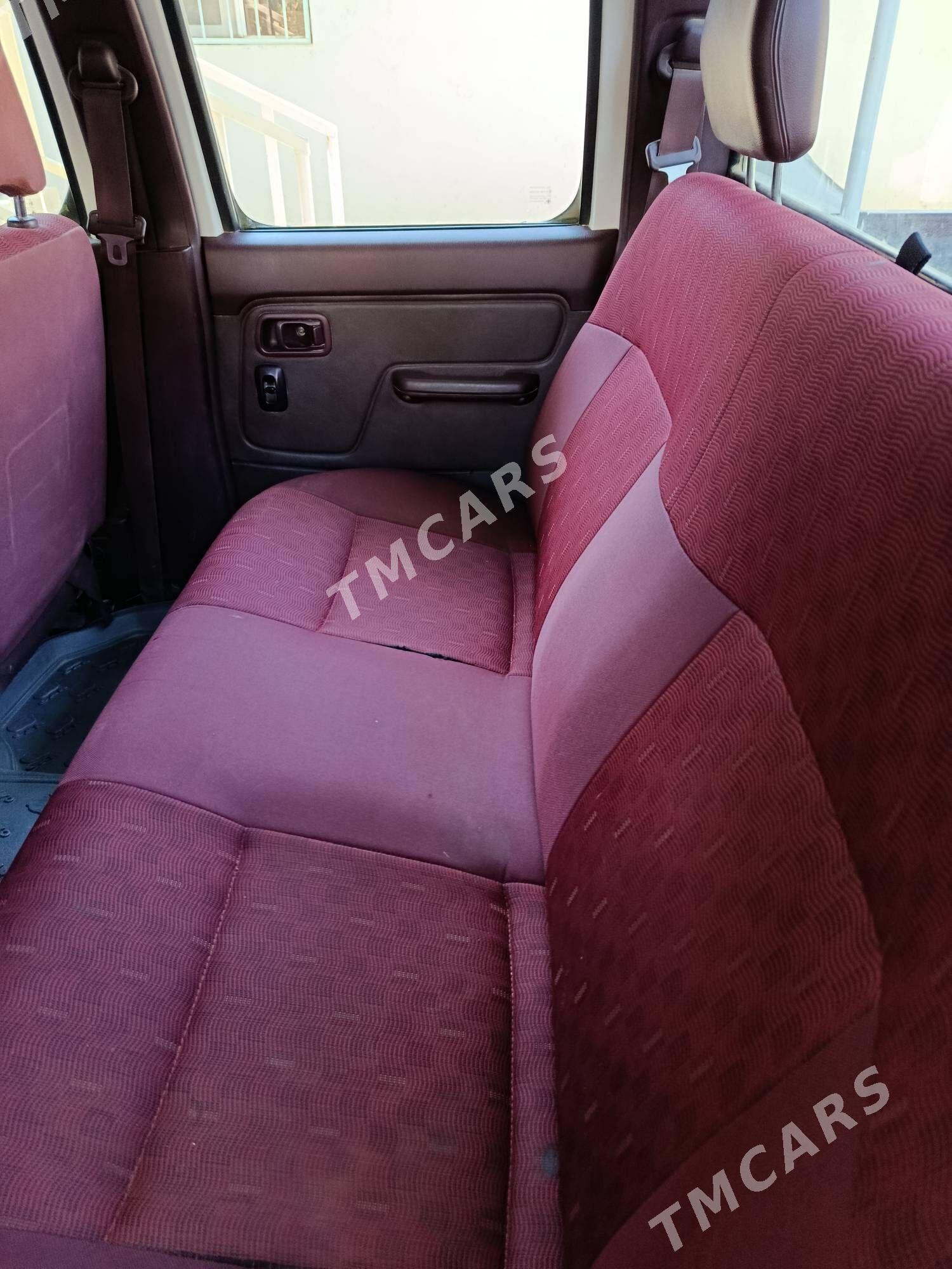 Nissan Navara 2011 - 240 000 TMT - Magtymguly - img 8