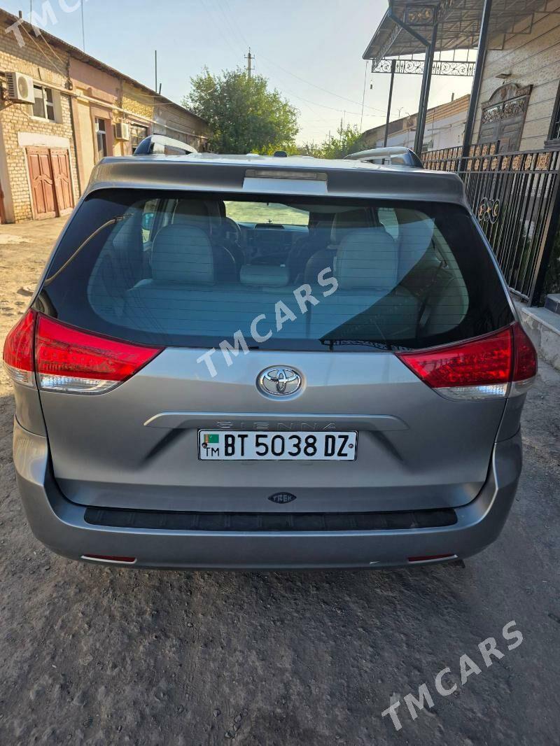 Toyota Sienna 2010 - 280 000 TMT - Дашогуз - img 7