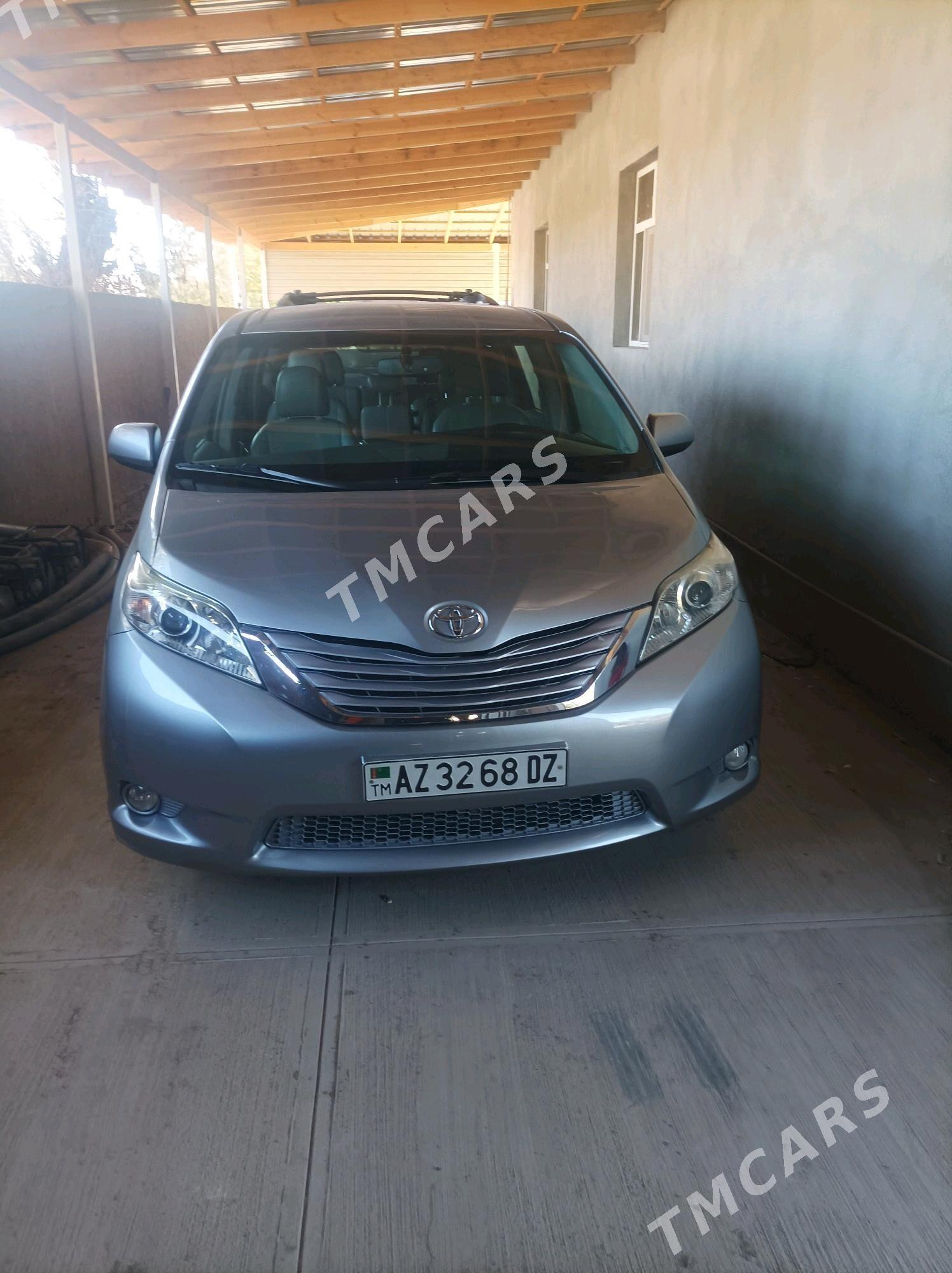 Toyota Sienna 2017 - 360 000 TMT - Гурбансолтан Едже - img 7