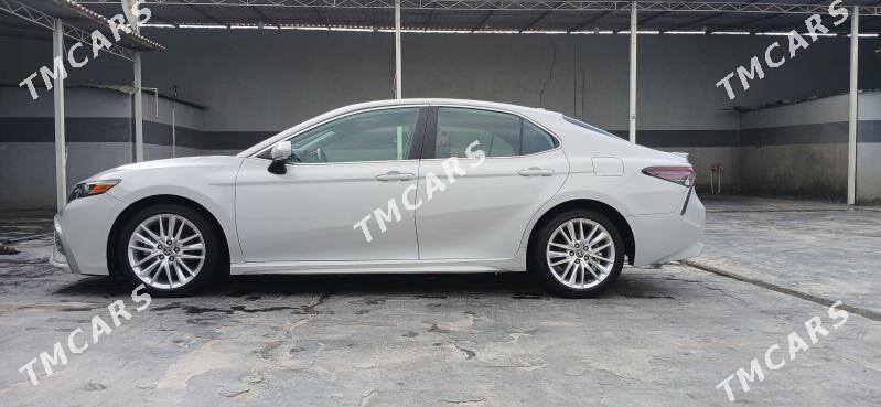 Toyota Camry 2022 - 285 000 TMT - Бузмеин - img 2