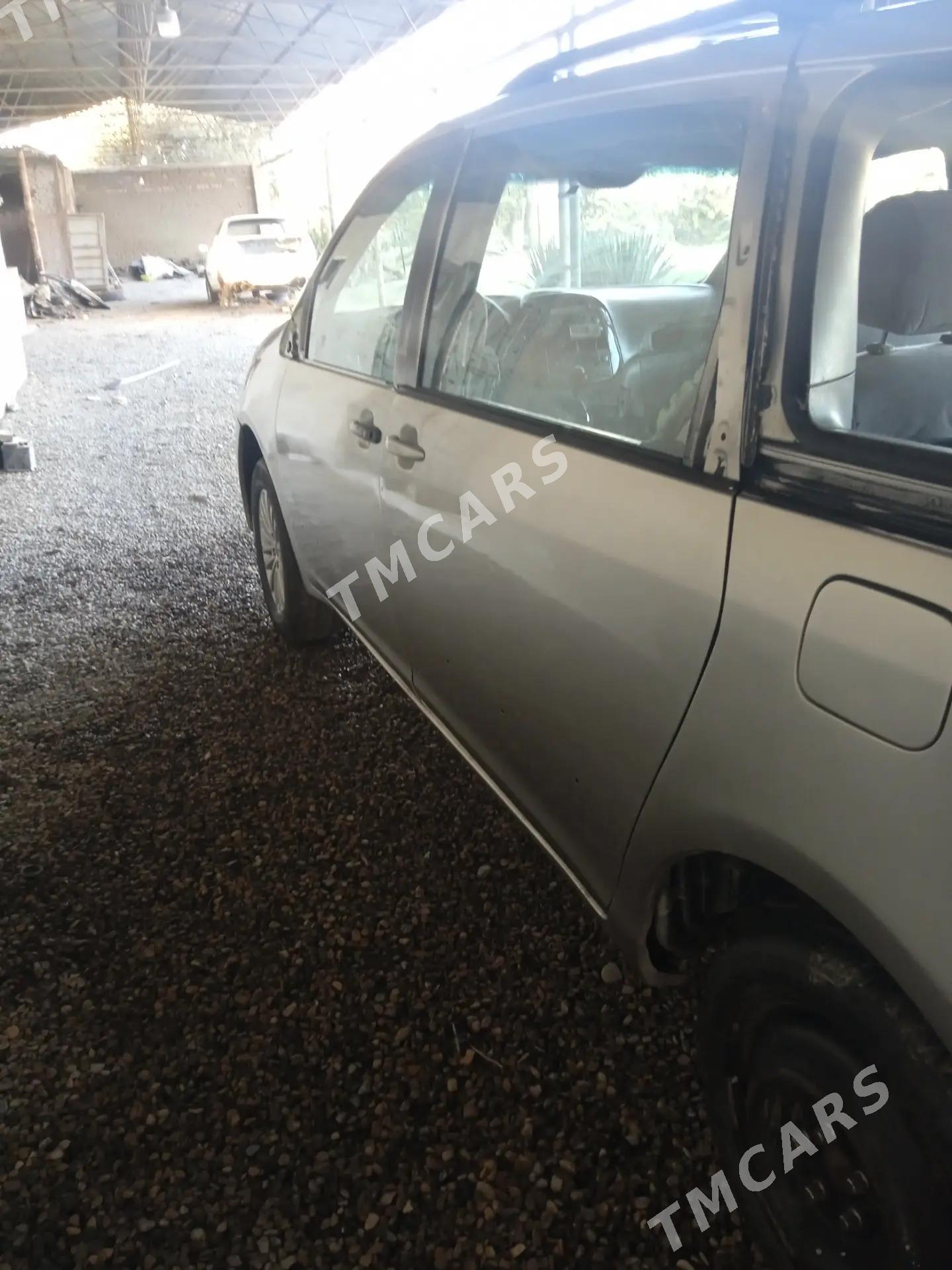 Toyota Sienna 2006 - 146 000 TMT - Мургап - img 8