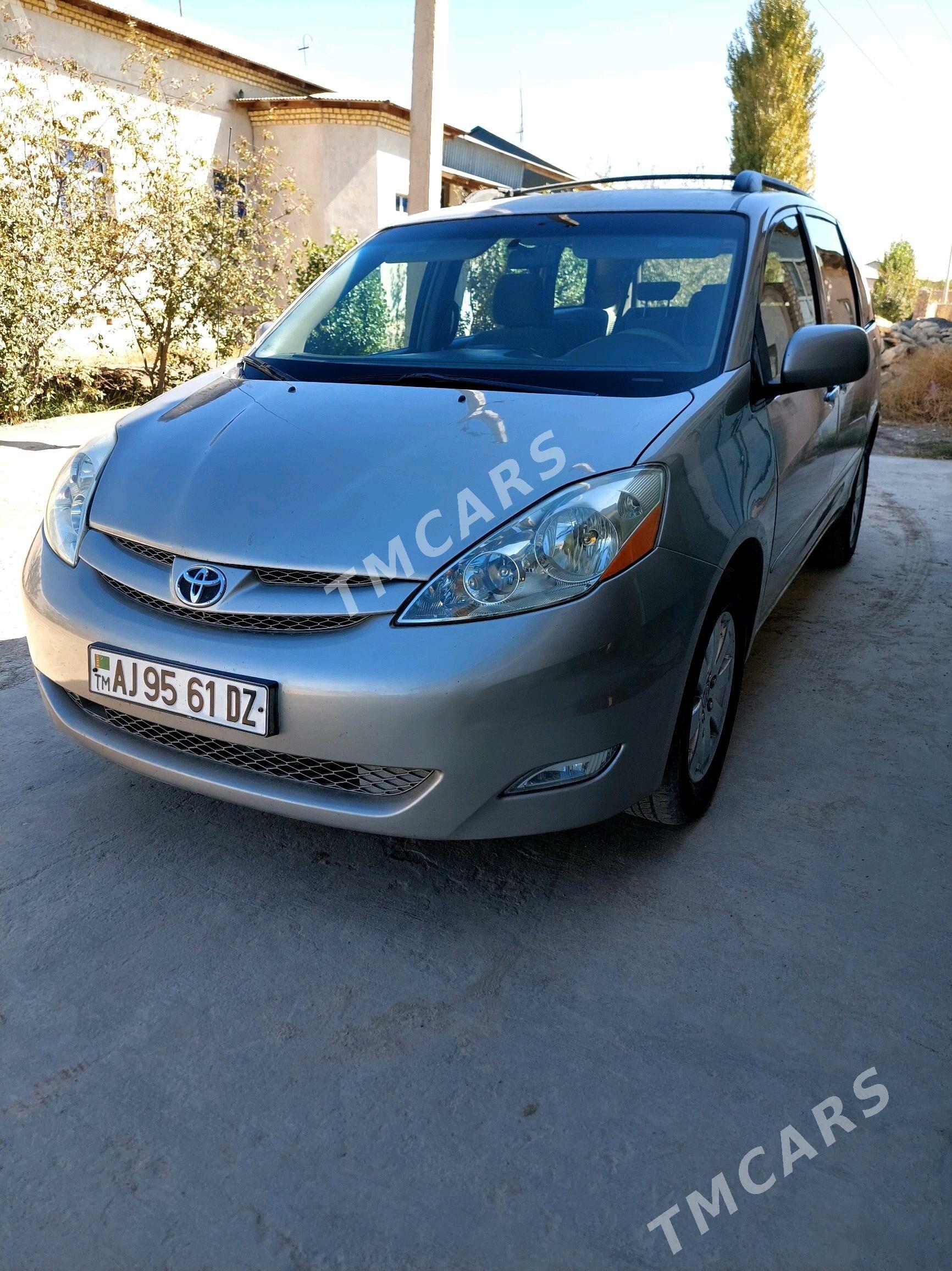 Toyota Sienna 2009 - 225 000 TMT - Кёнеургенч - img 2