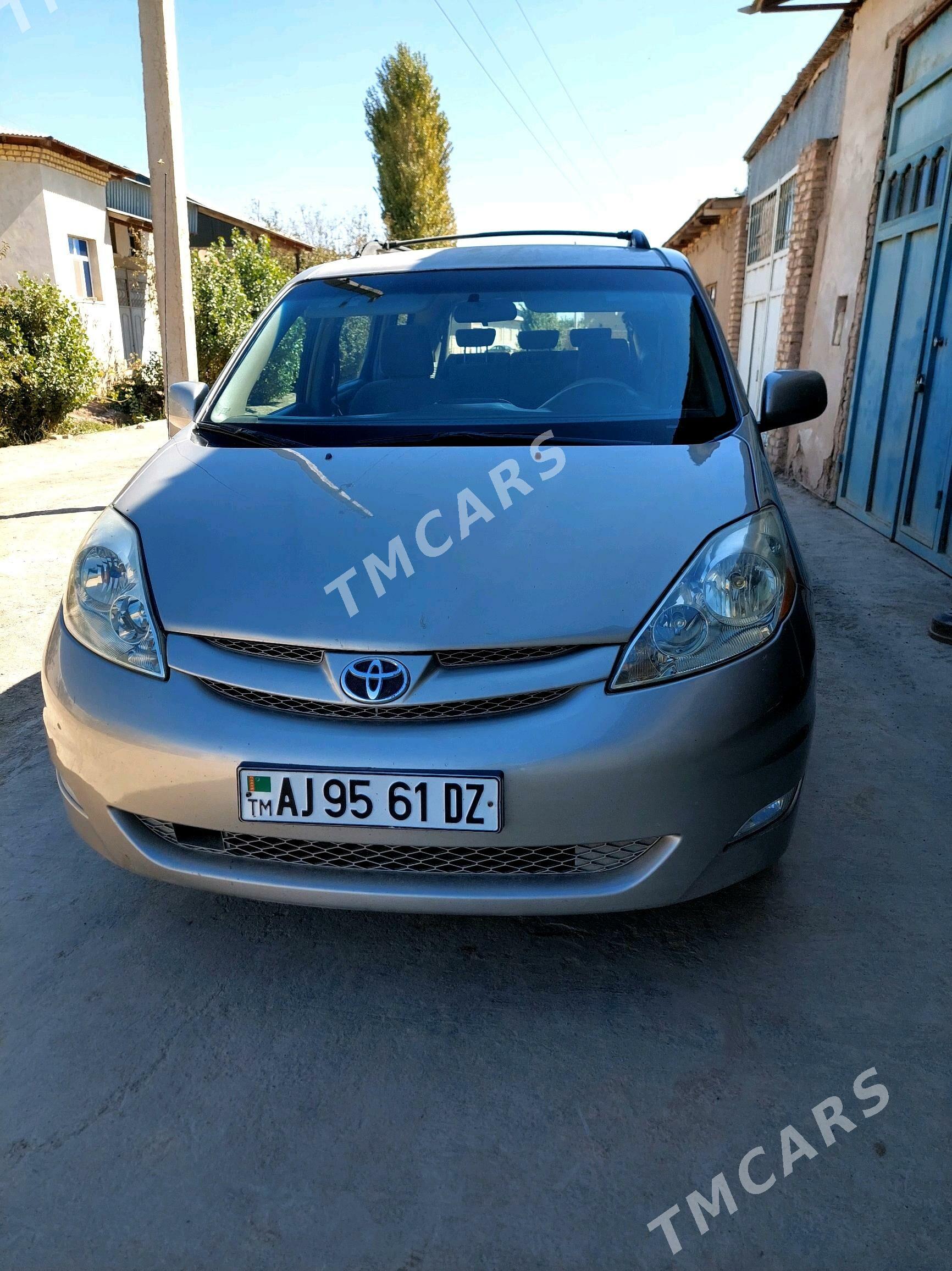 Toyota Sienna 2009 - 225 000 TMT - Кёнеургенч - img 3