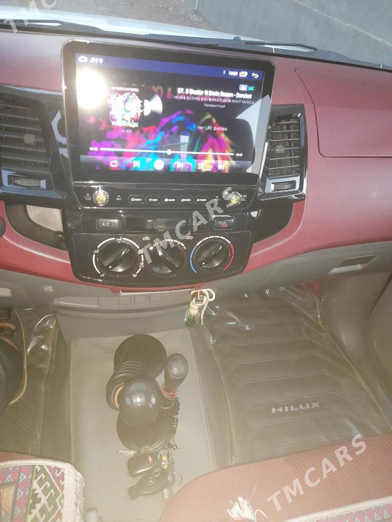 Toyota Hilux 2010 - 245 000 TMT - Балканабат - img 3