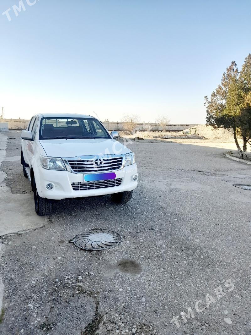 Toyota Hilux 2010 - 245 000 TMT - Балканабат - img 2