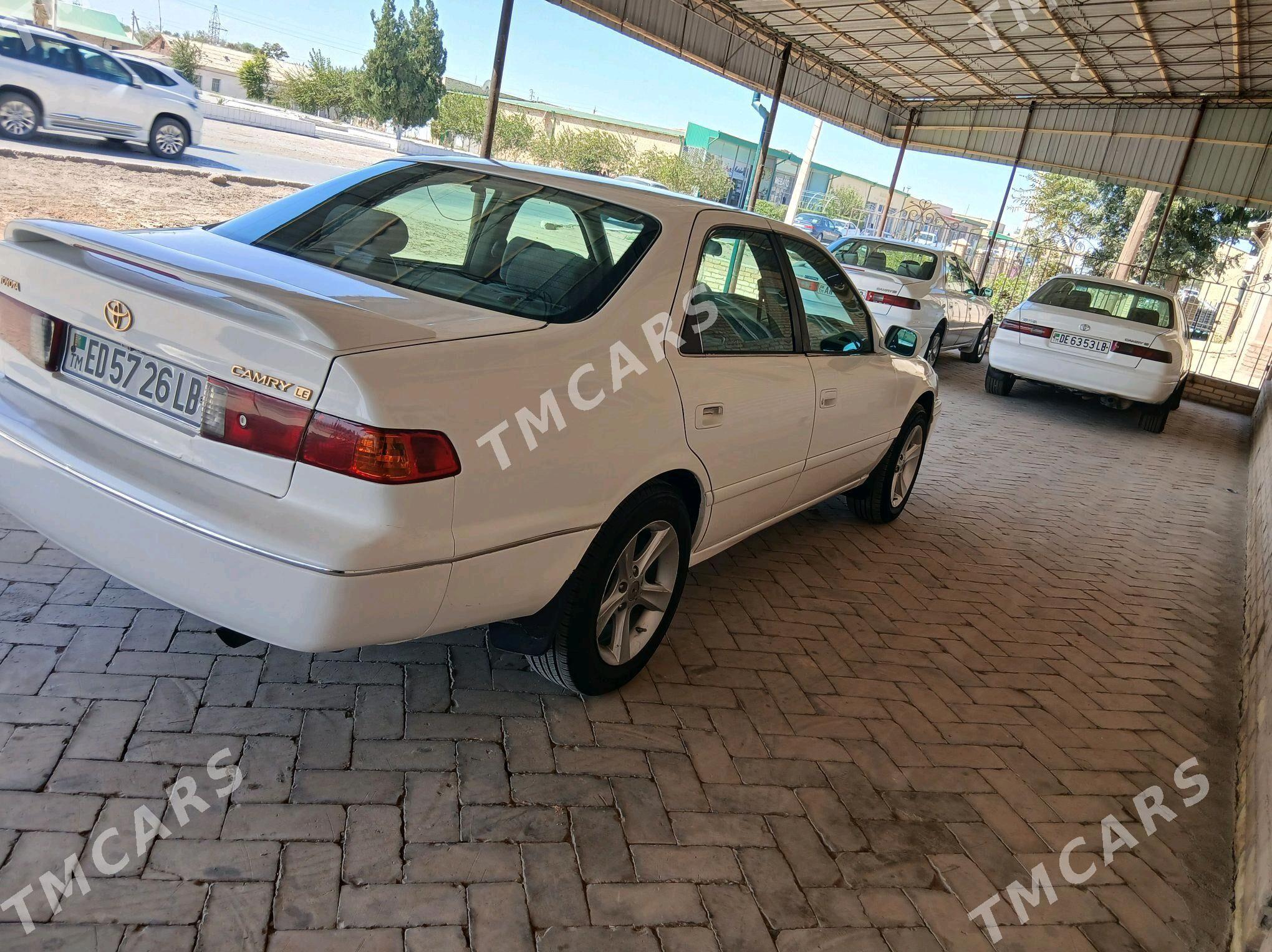 Toyota Camry 2000 - 130 000 TMT - Халач - img 2