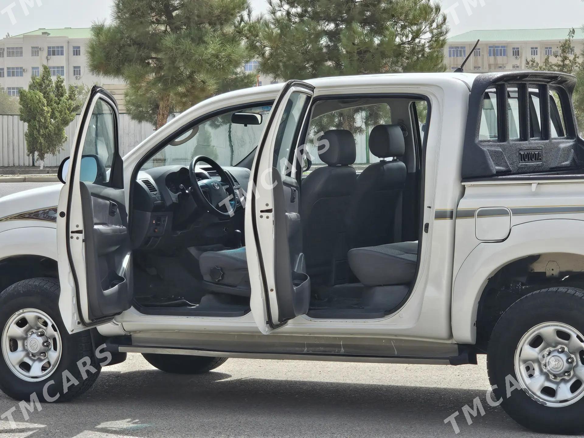 Toyota Hilux 2013 - 330 000 TMT - Мары - img 4