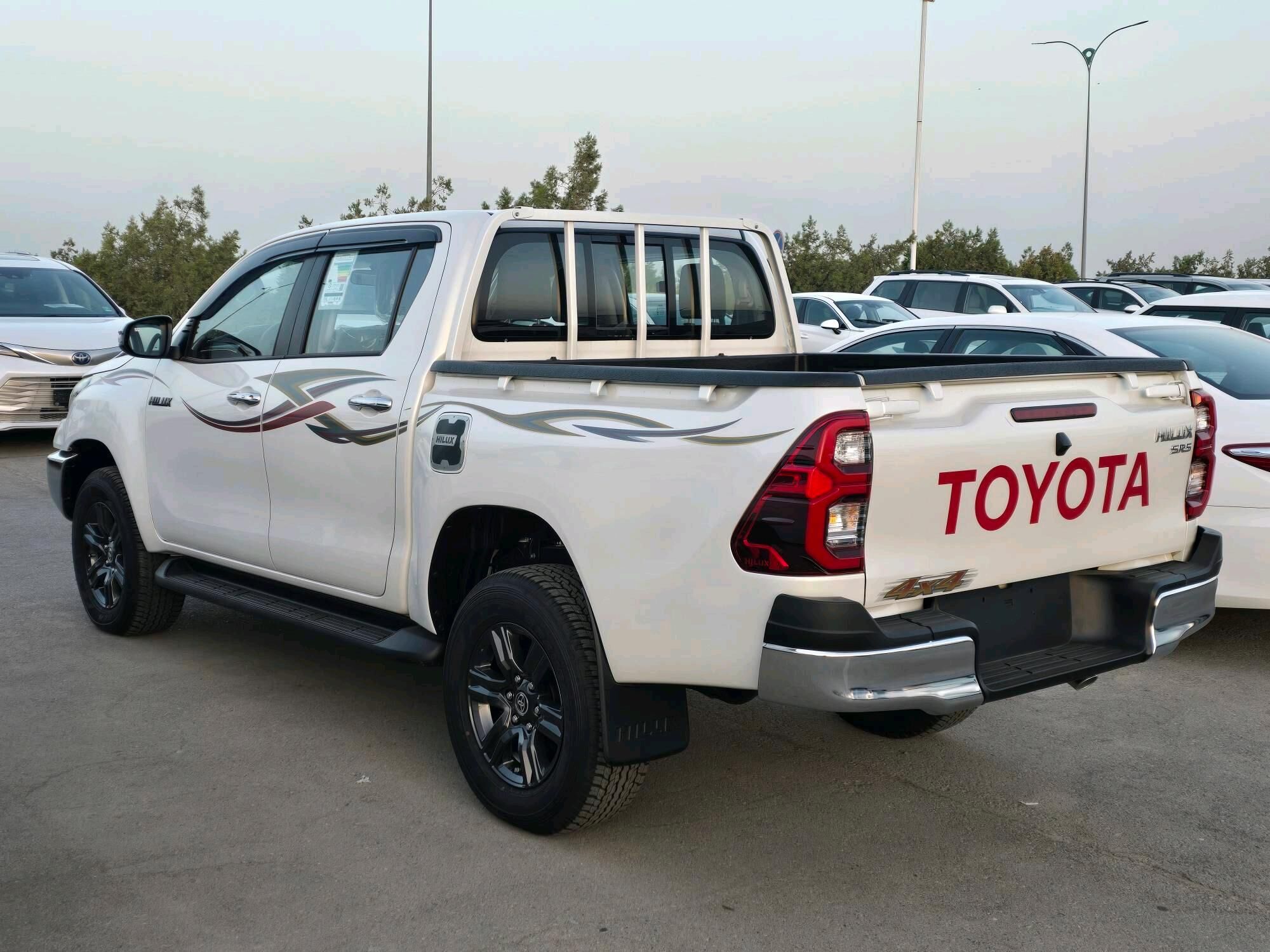 Toyota Hilux 2025 - 661 000 TMT - Aşgabat - img 9