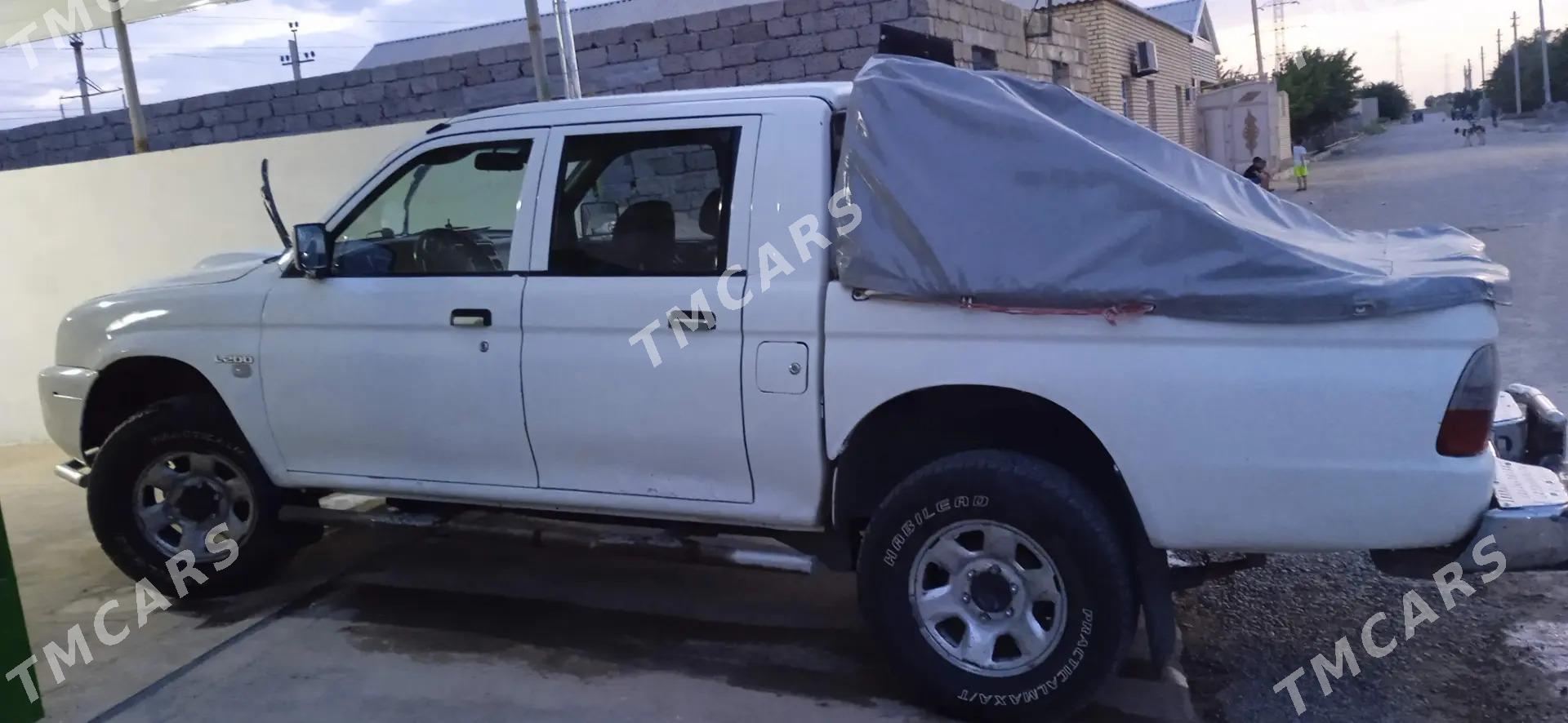 Toyota Hilux 2006 - 115 000 TMT - Ак-Бугдайский этрап - img 2