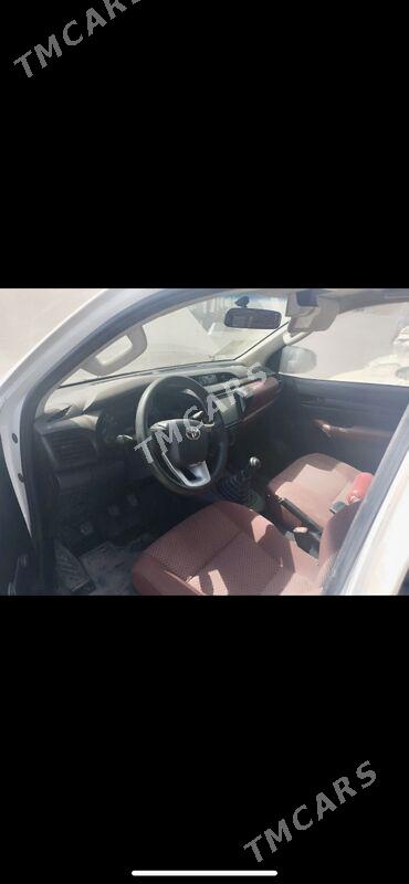 Toyota Hilux 2022 - 400 000 TMT - Aşgabat - img 8
