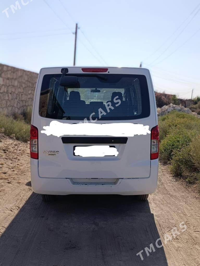 Nissan Urvan 2014 - 260 000 TMT - Достлук - img 1