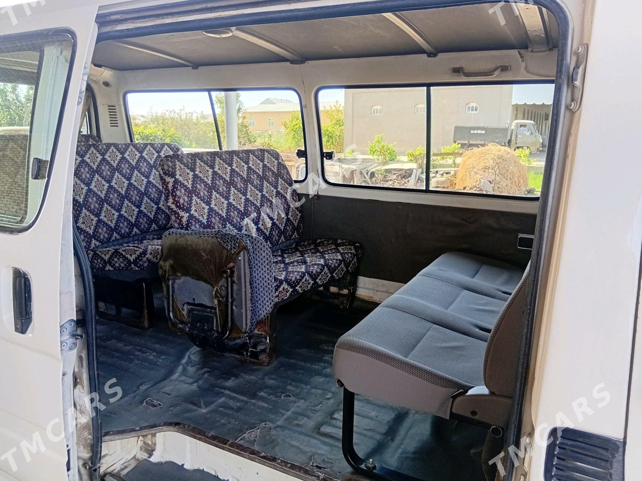 Toyota Hiace 2003 - 105 000 TMT - Мары - img 3