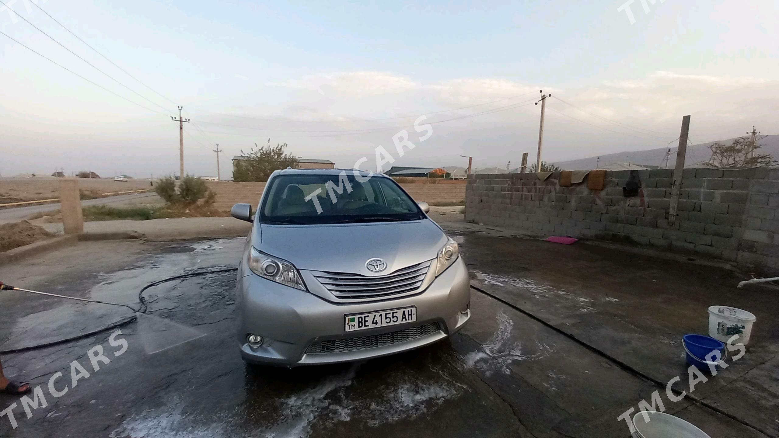 Toyota Sienna 2012 - 320 000 TMT - Бахарден - img 3