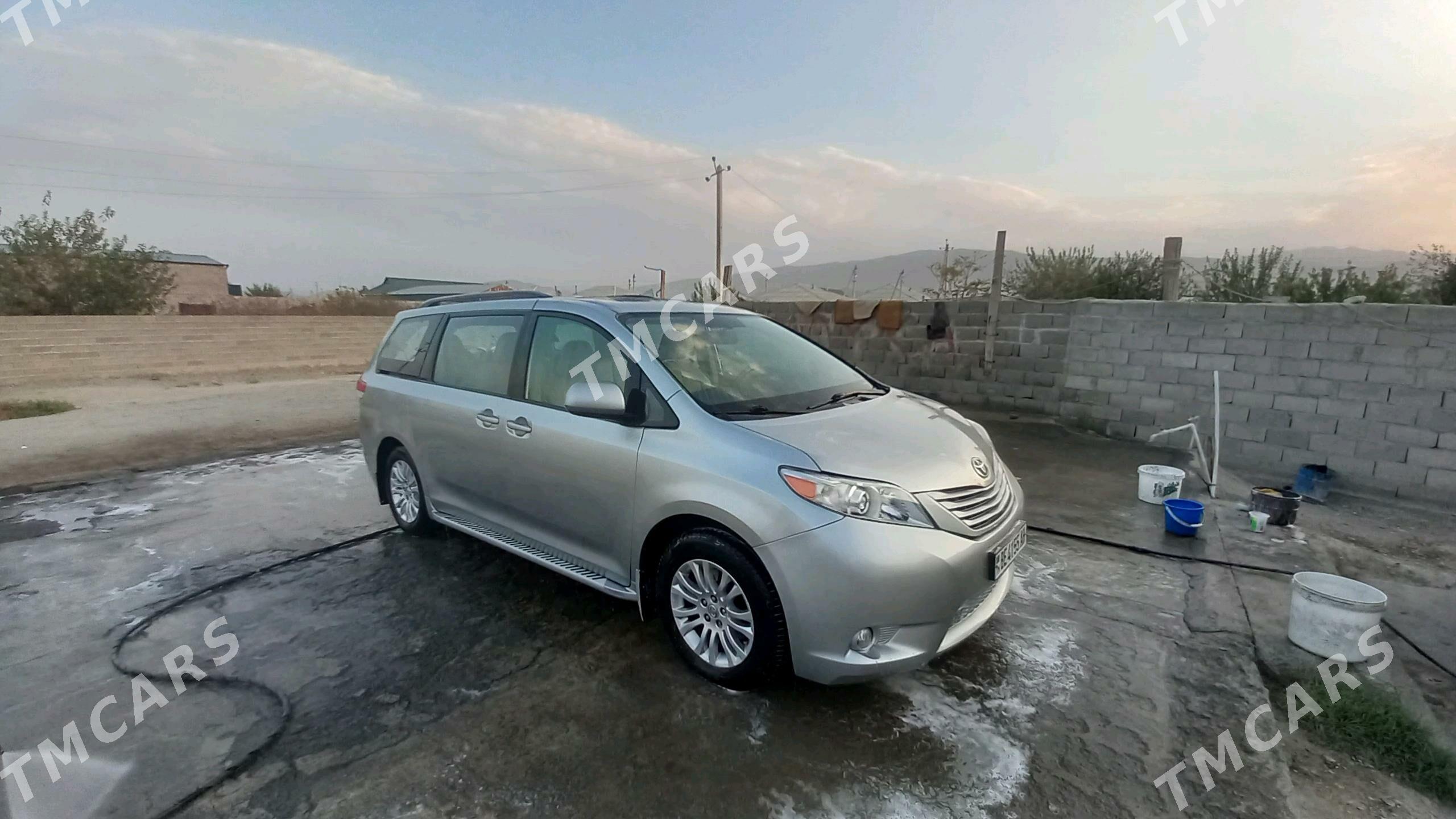 Toyota Sienna 2012 - 320 000 TMT - Бахарден - img 4