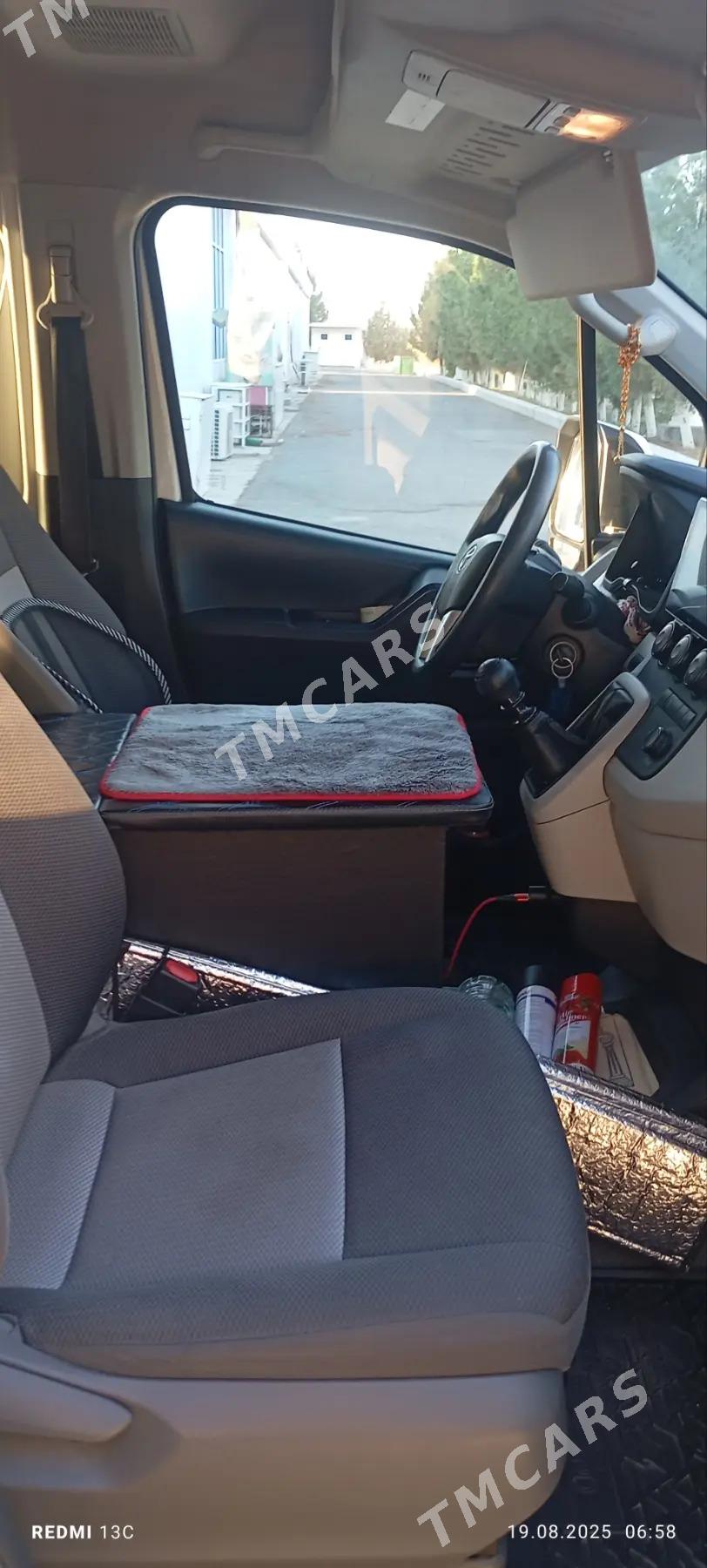 Toyota Hiace 2019 - 660 000 TMT - Гёкдепе - img 3