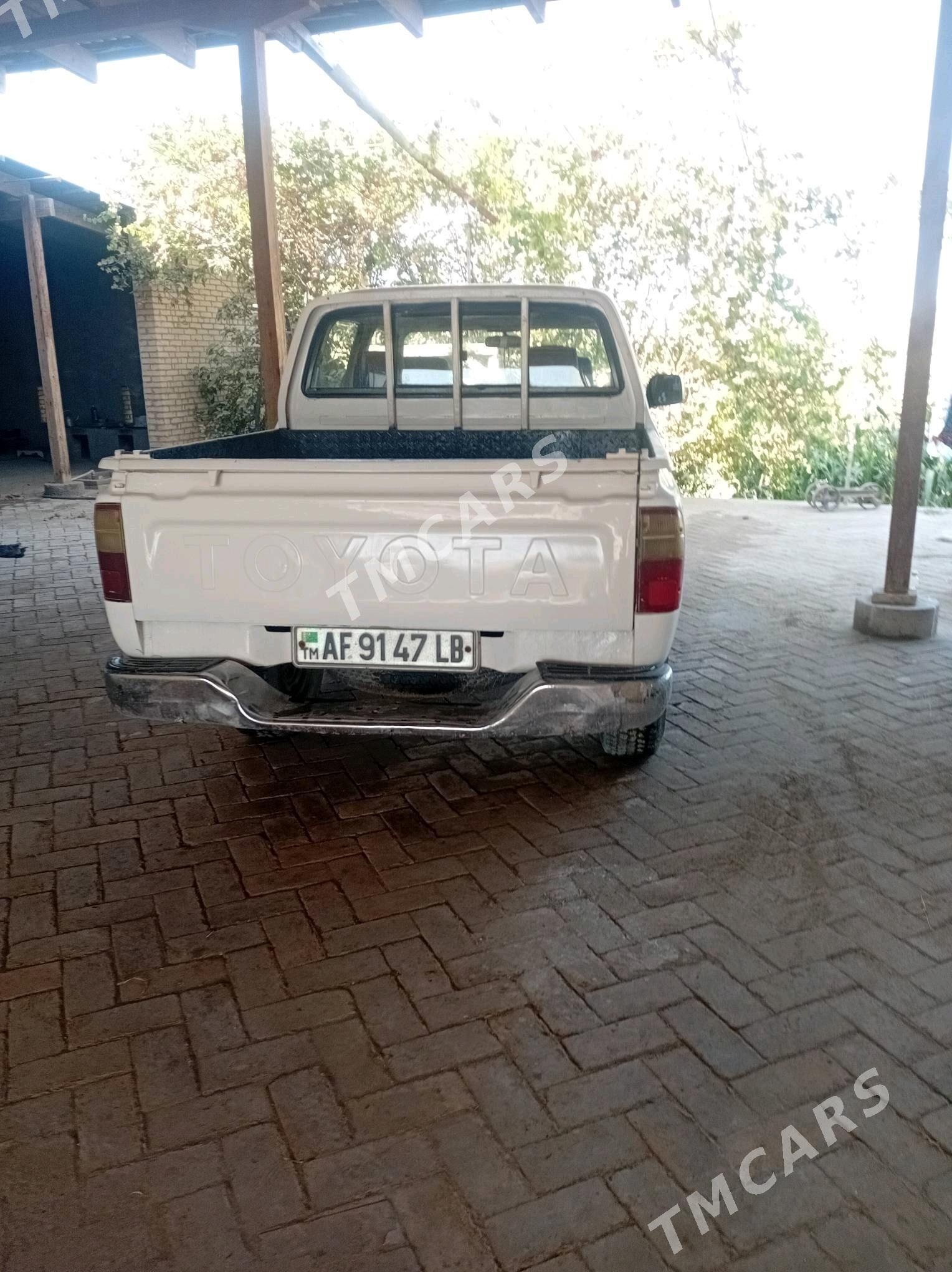 Toyota Hilux 1999 - 130 000 TMT - Halaç - img 4