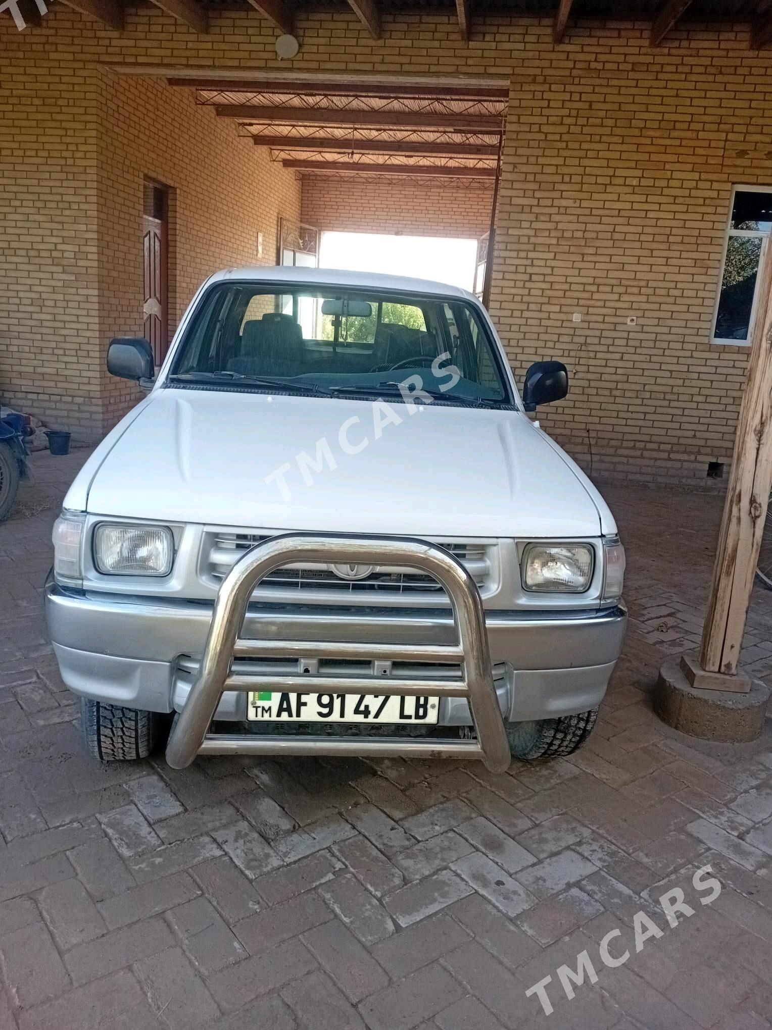 Toyota Hilux 1999 - 130 000 TMT - Halaç - img 1