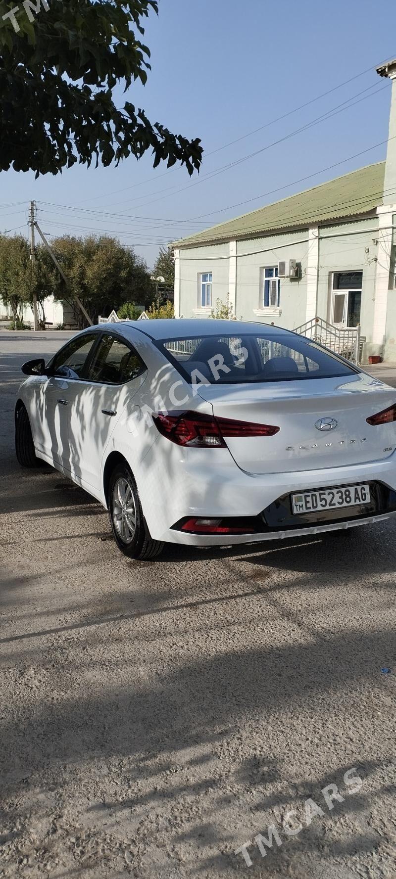 Hyundai Elantra 2019 - 210 000 TMT - Гарадамак Шор - img 3