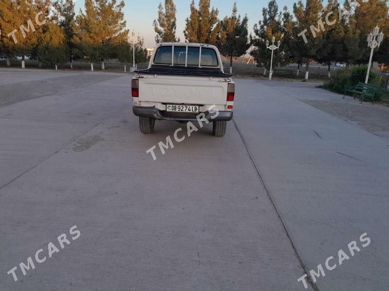 Toyota Hilux 2004 - 110 000 TMT - Ходжамбаз - img 2