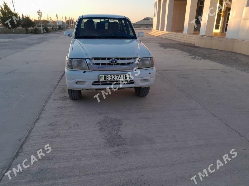Toyota Hilux 2004 - 110 000 TMT - Ходжамбаз - img 3