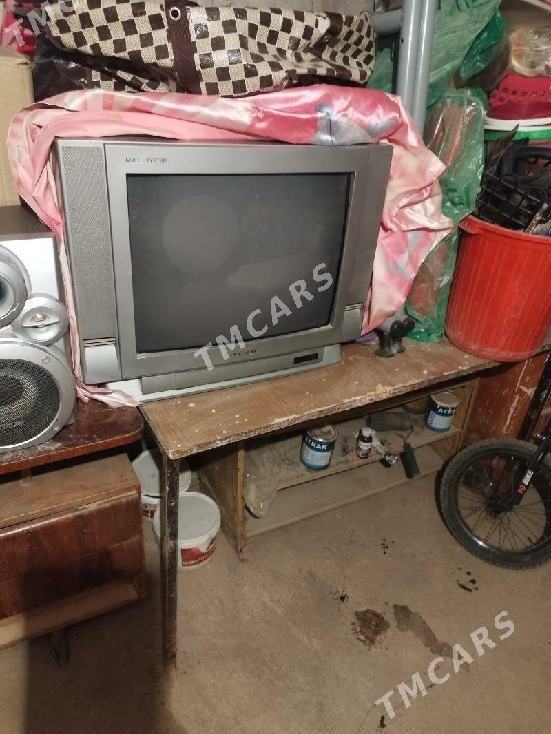 стол и телевизор - Mary - img 1