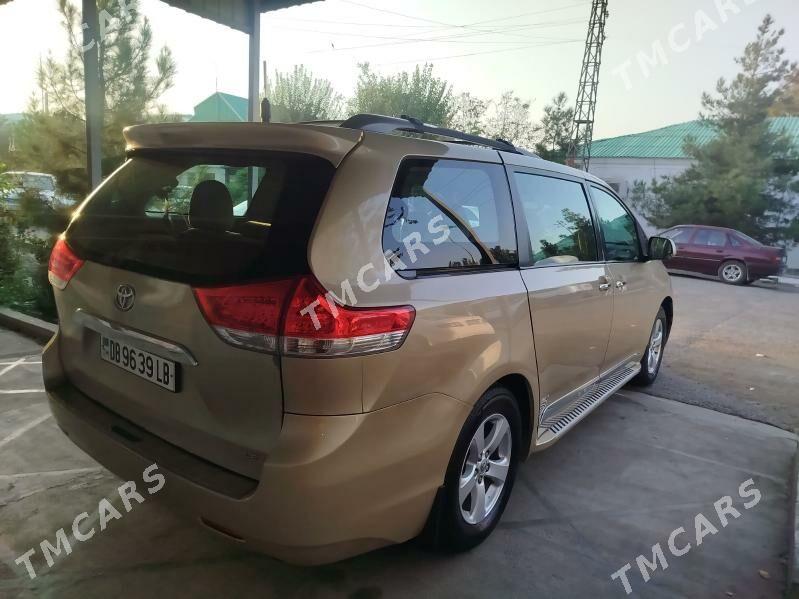 Toyota Sienna 2010 - 325 000 TMT - Türkmenabat - img 3