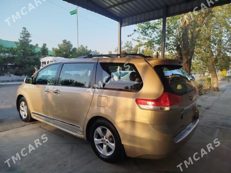 Toyota Sienna 2010 - 325 000 TMT - Türkmenabat - img 5