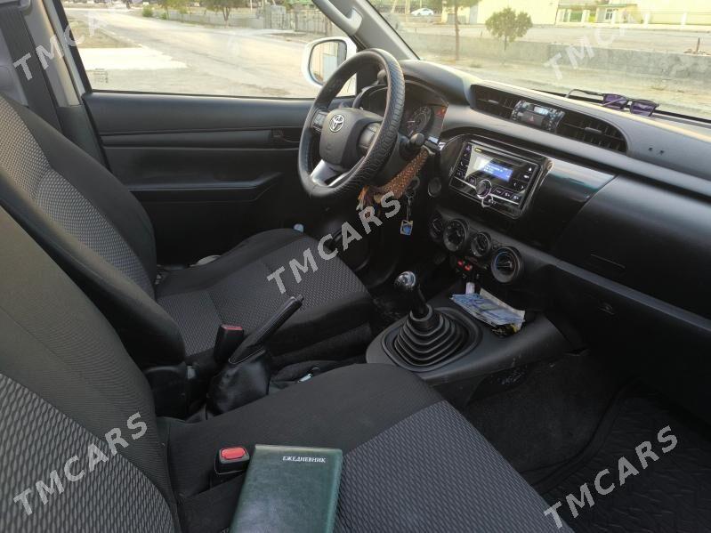 Toyota Hilux 2018 - 440 000 TMT - Бузмеин - img 4