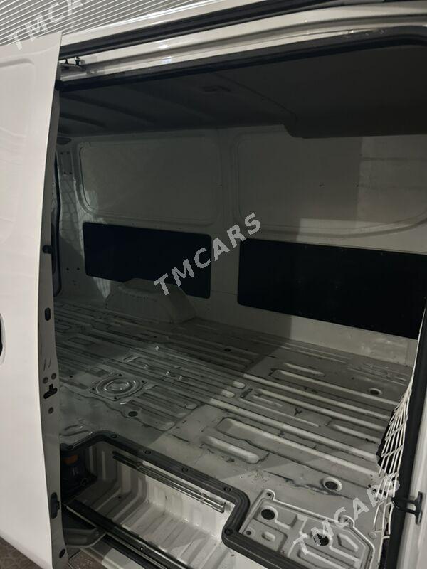 Nissan Urvan 2021 - 300 000 TMT - Мары - img 2