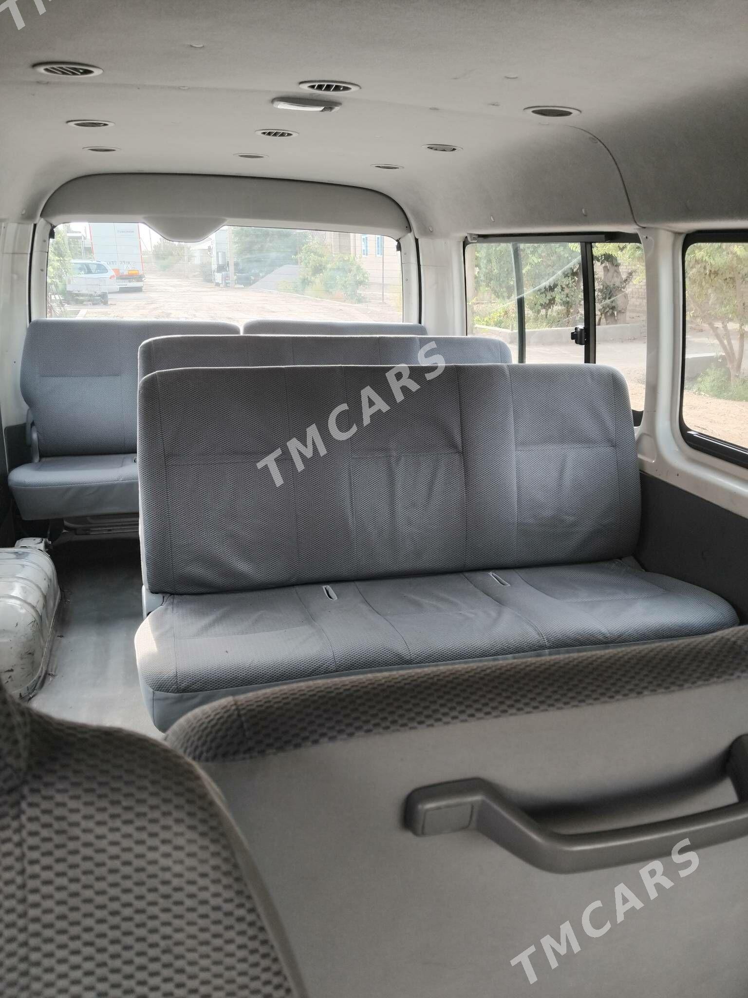 Toyota Hiace 2008 - 305 000 TMT - Саят - img 3
