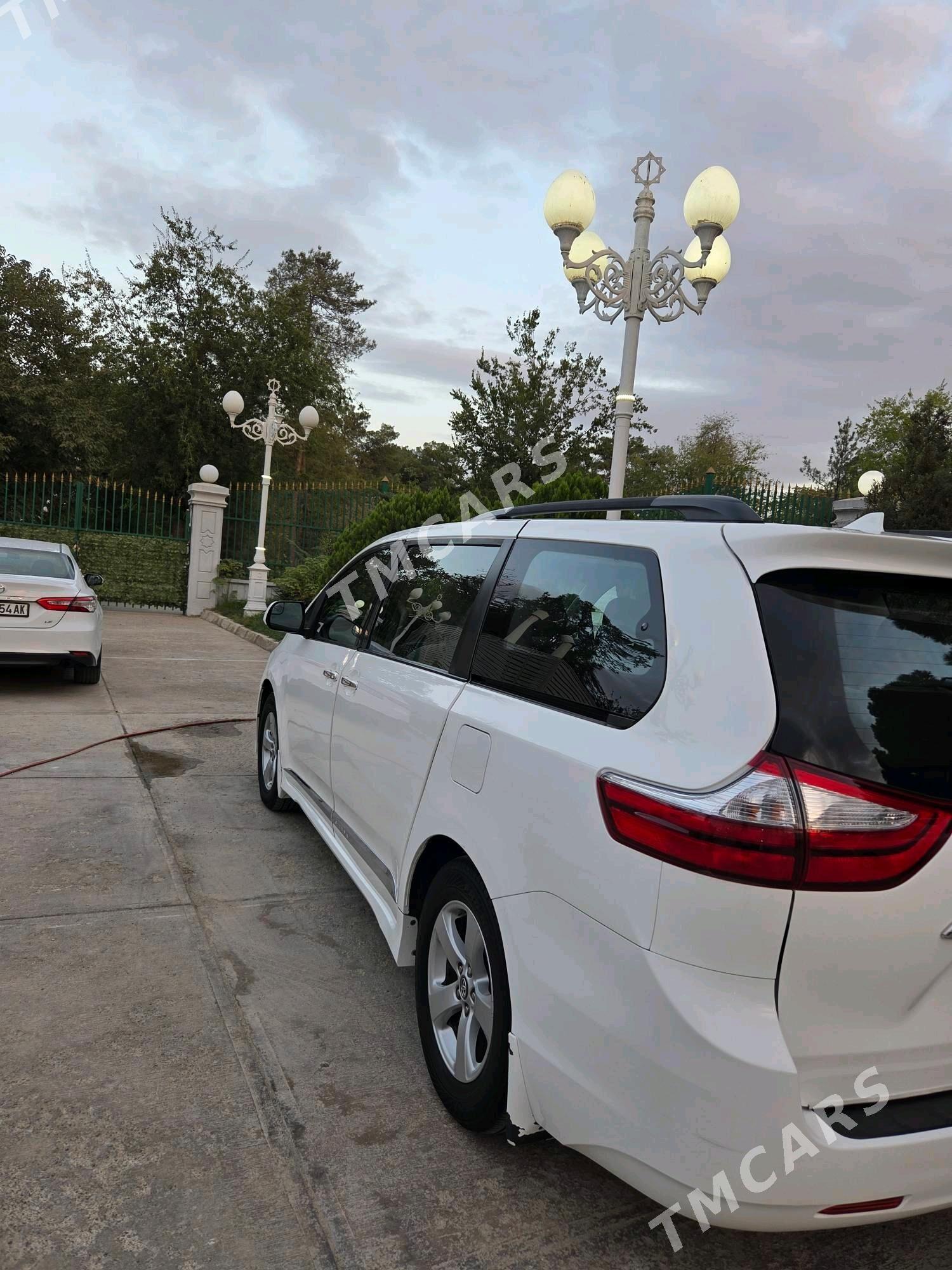 Toyota Sienna 2018 - 370 000 TMT - Ашхабад - img 4
