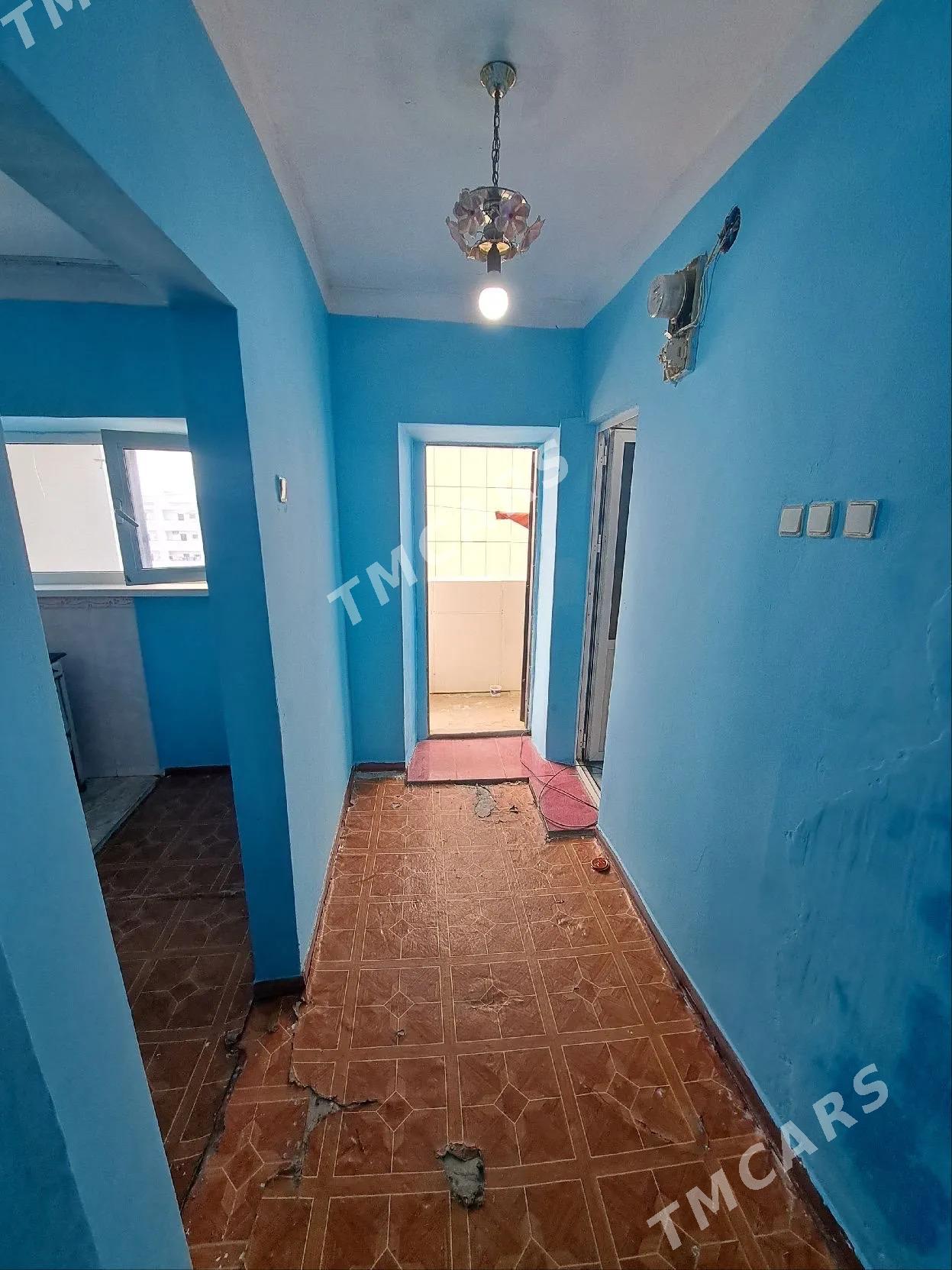 микрайон срочно 4этаж 1 ком - Türkmenbaşy - img 2