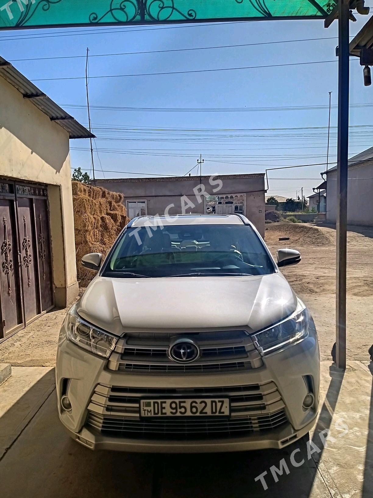 Toyota Highlander 2018 - 510 000 TMT - Гурбансолтан Едже - img 2