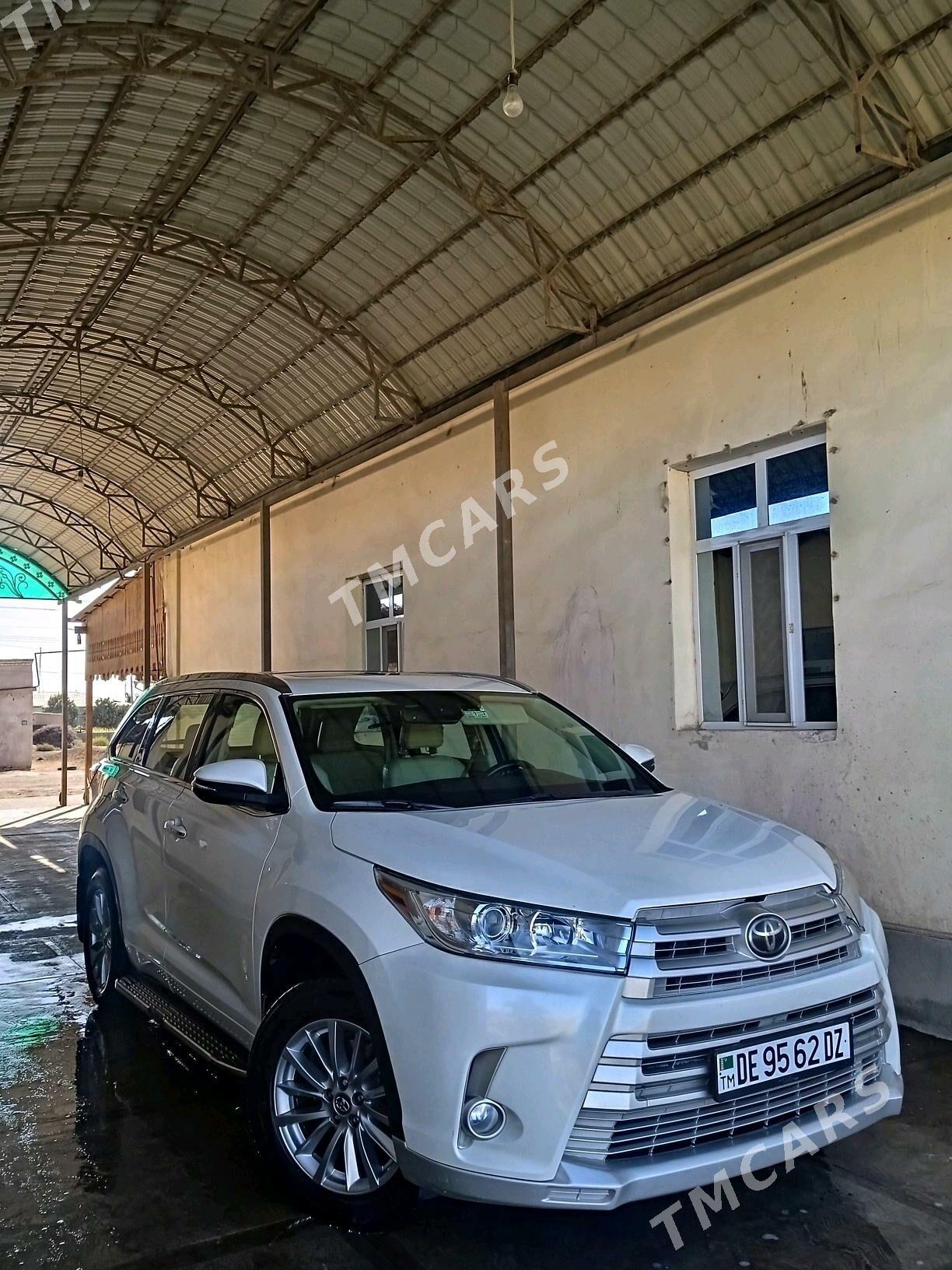 Toyota Highlander 2018 - 510 000 TMT - Гурбансолтан Едже - img 3