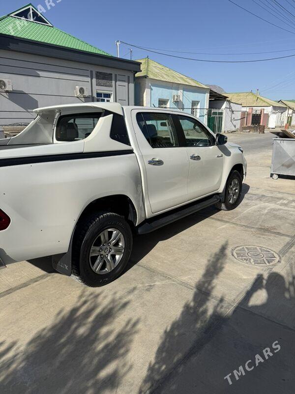 Toyota Hilux 2022 - 590 000 TMT - Aşgabat - img 3