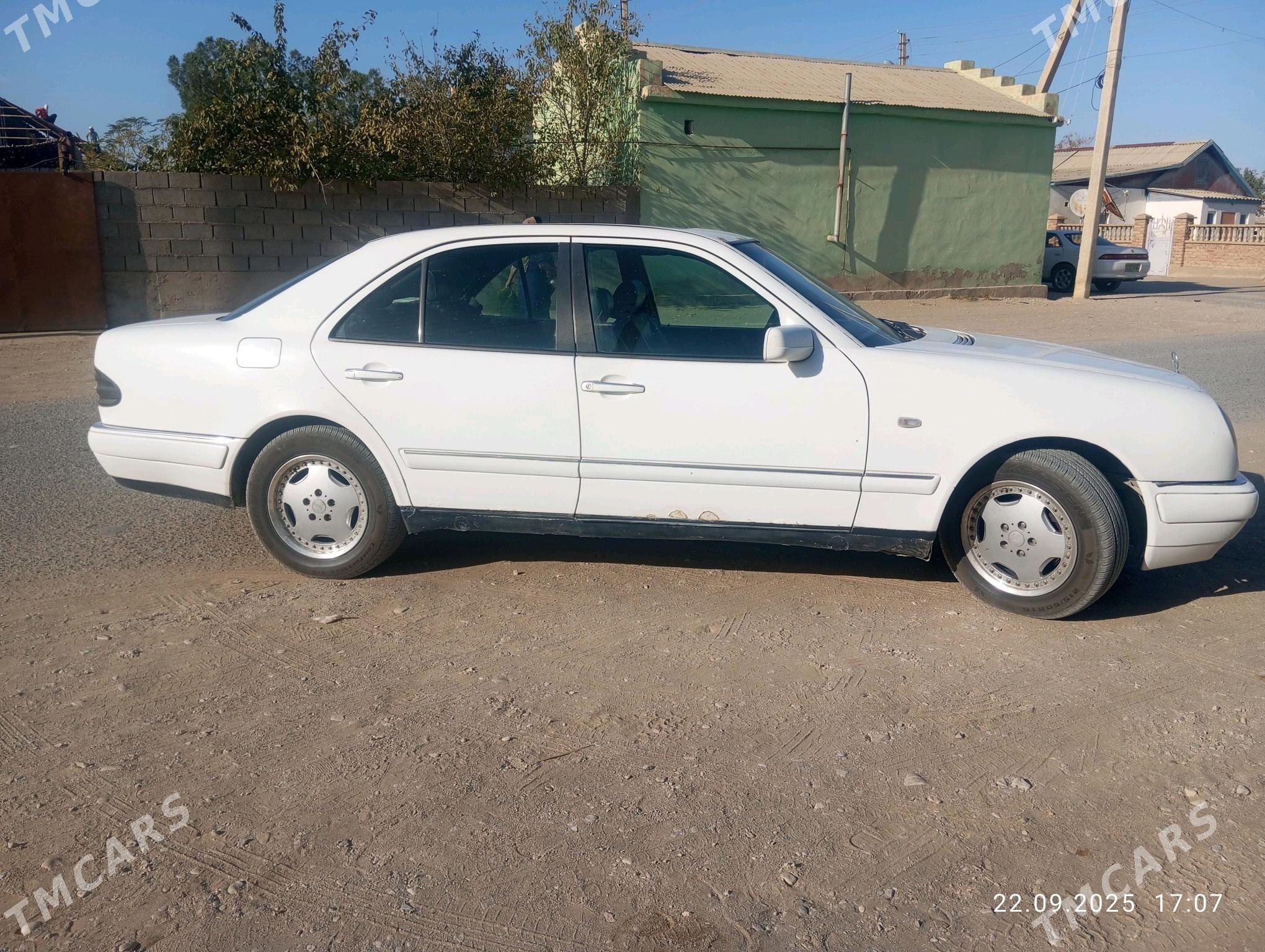 Mercedes-Benz E320 1996 - 50 000 TMT - Гумдаг - img 2