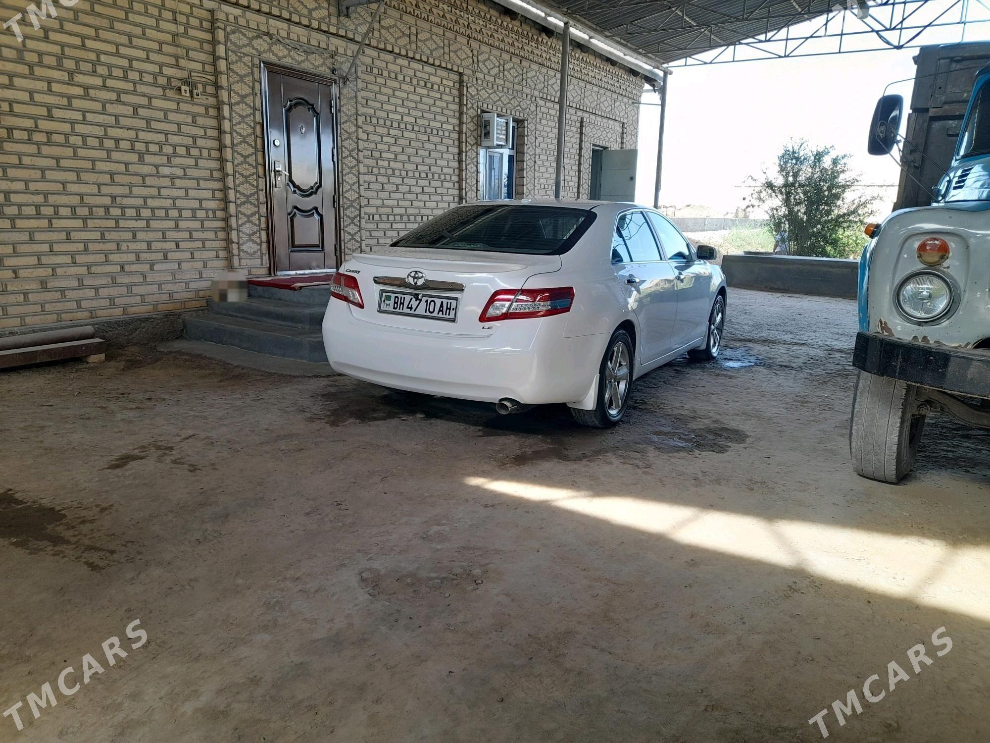 Toyota Camry 2010 - 190 000 TMT - Теджен - img 3
