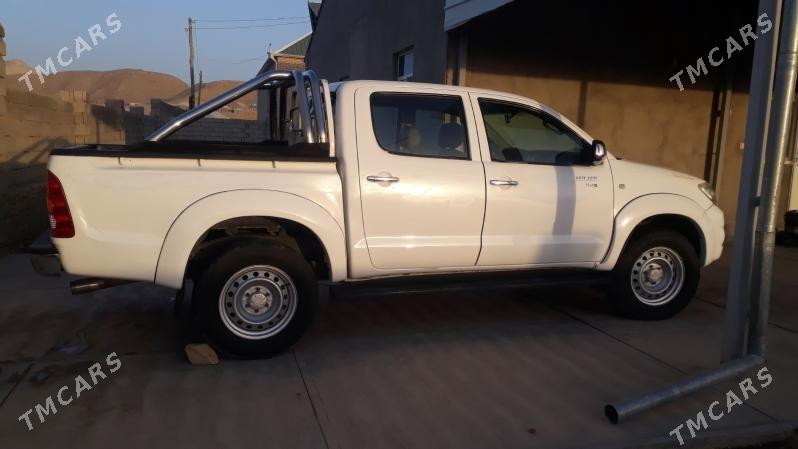 Toyota Hilux 2010 - 265 000 TMT - Магданлы - img 6