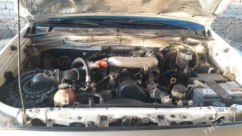 Toyota Hilux 2010 - 265 000 TMT - Магданлы - img 9