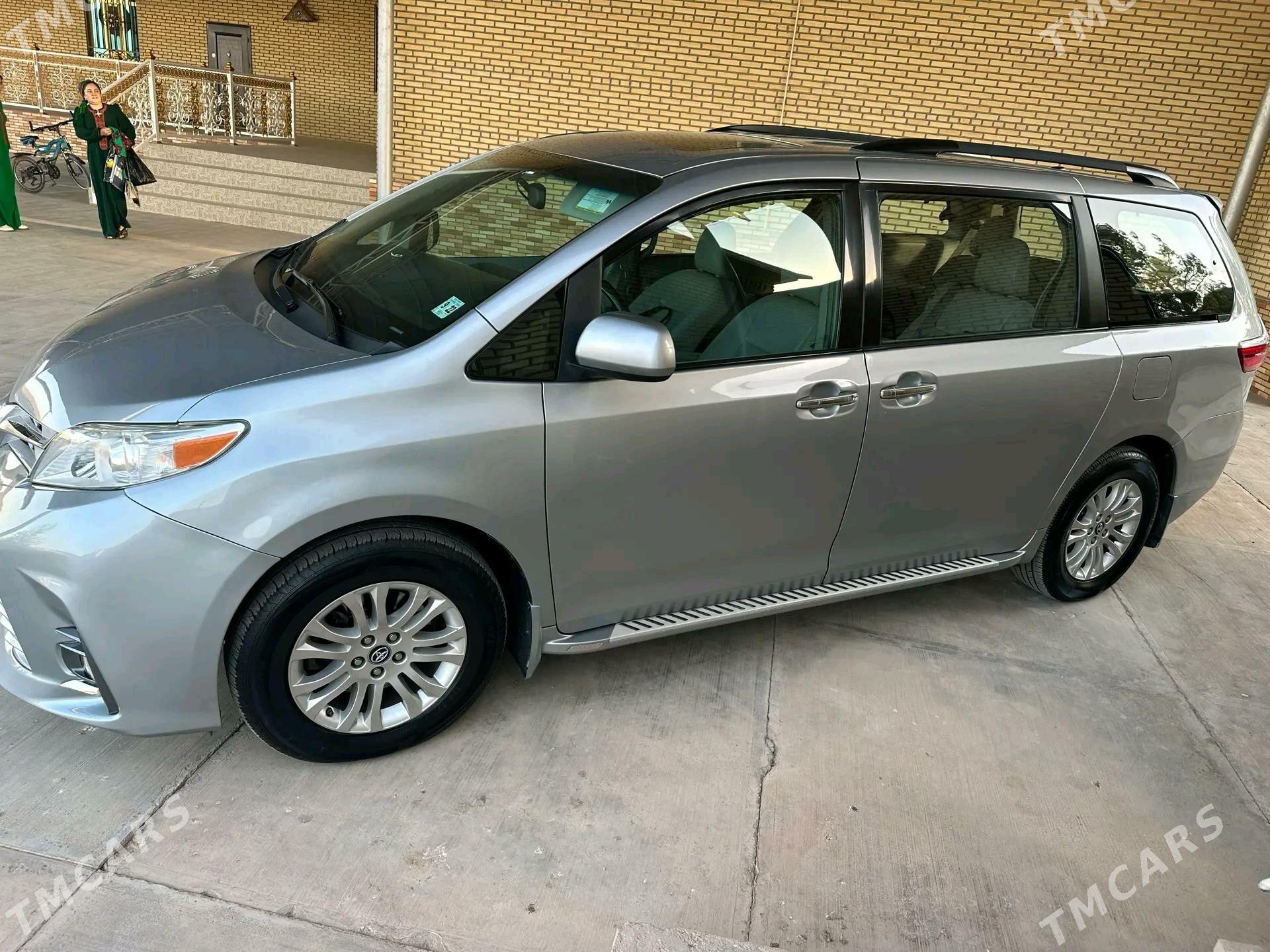 Toyota Sienna 2018 - 400 000 TMT - Байрамали - img 3