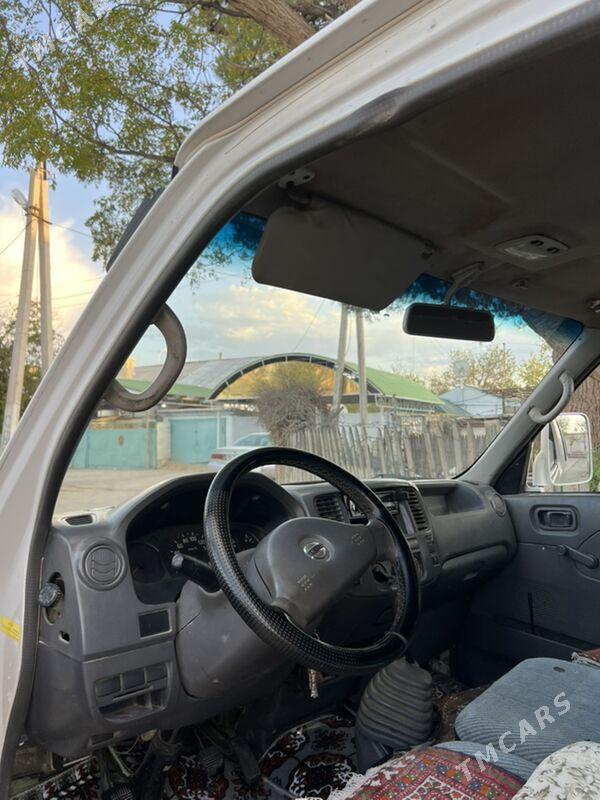 Nissan Urvan 2004 - 110 000 TMT - Балканабат - img 2