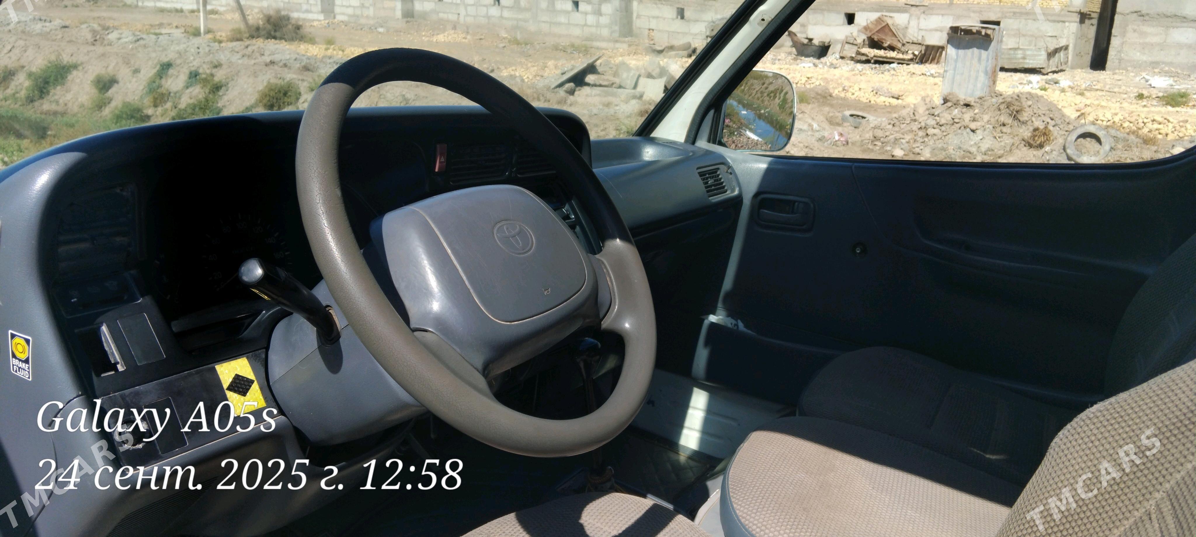 Toyota Hiace 2002 - 130 000 TMT - Дашогуз - img 1