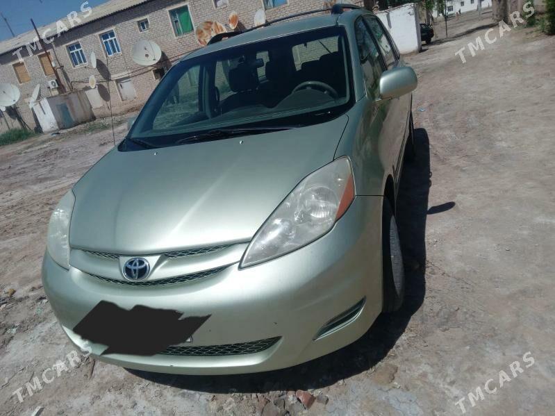 Toyota Sienna 2009 - 230 000 TMT - етр. Туркменбаши - img 4